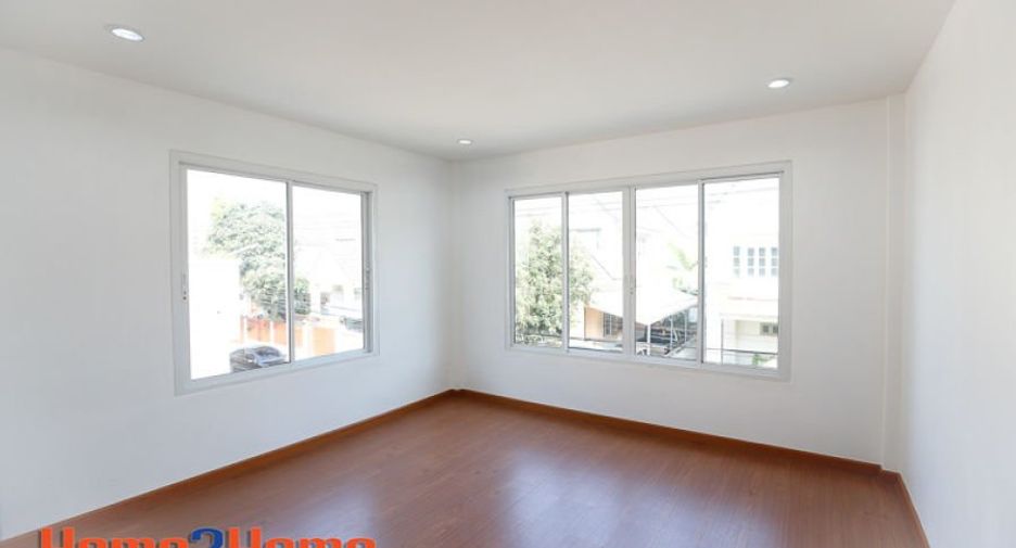 For sale 3 bedrooms house in Bang Khun Thian, Bangkok