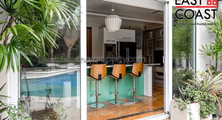 For sale 4 bedrooms house in Pratumnak, Pattaya