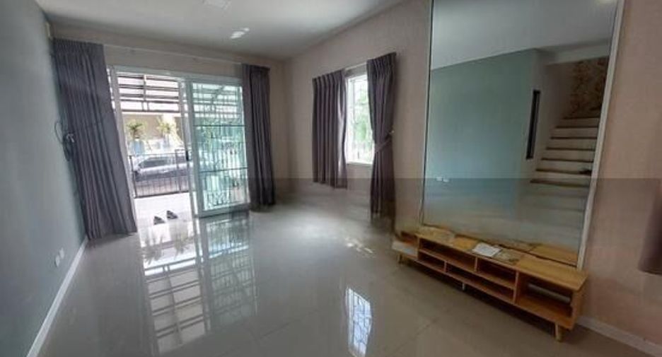 For rent 3 bed townhouse in Mueang Pathum Thani, Pathum Thani