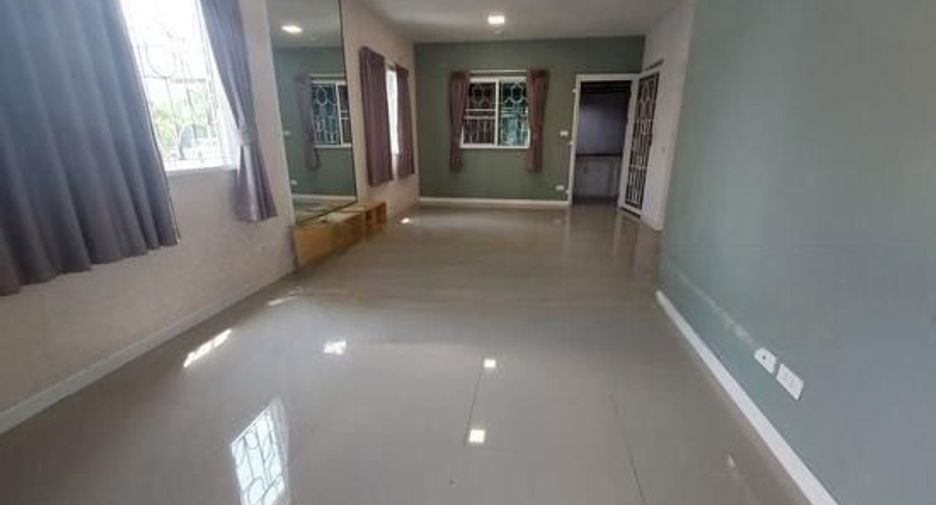 For rent 3 bed townhouse in Mueang Pathum Thani, Pathum Thani