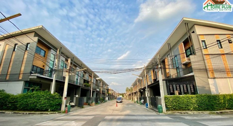 For sale 3 bedrooms townhouse in Lat Phrao, Bangkok
