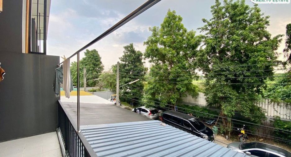 For sale 3 bedrooms townhouse in Lat Phrao, Bangkok