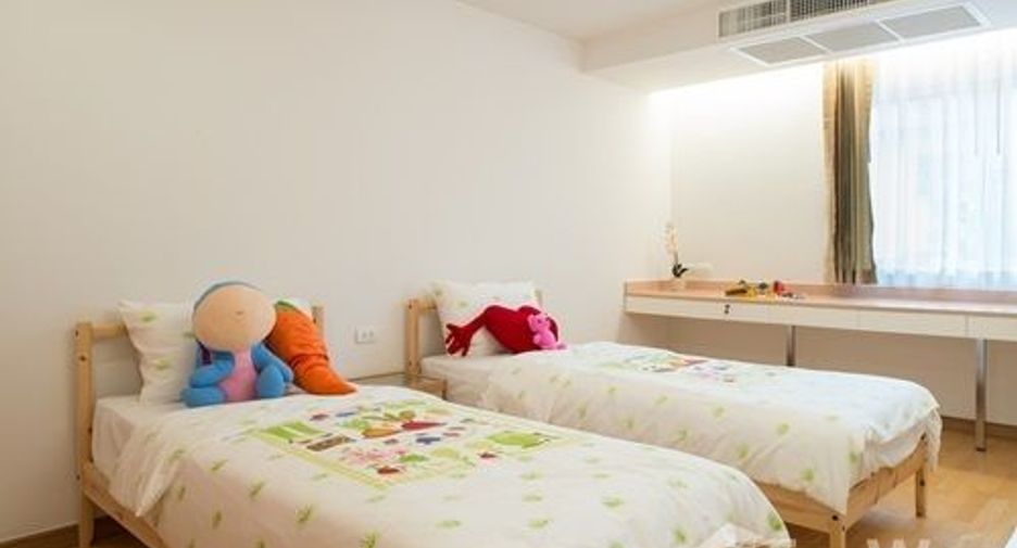 For sale 4 bed condo in Phra Khanong, Bangkok