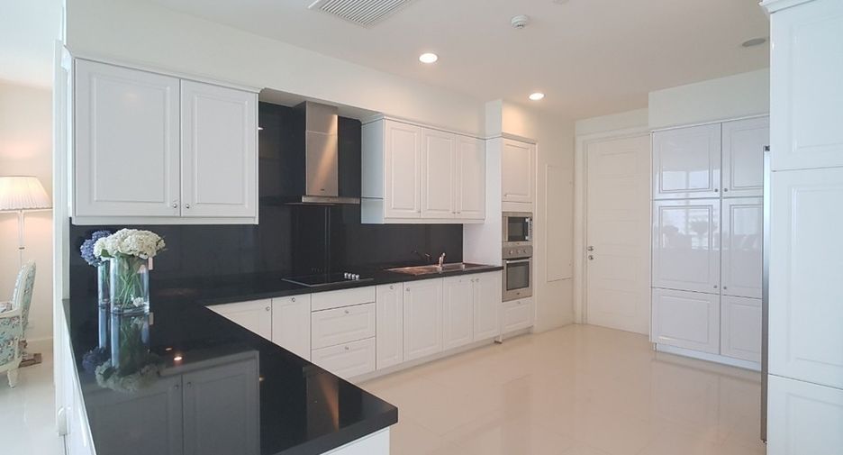 For rent 4 bedrooms condo in Watthana, Bangkok