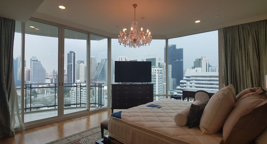 For rent 4 bedrooms condo in Watthana, Bangkok