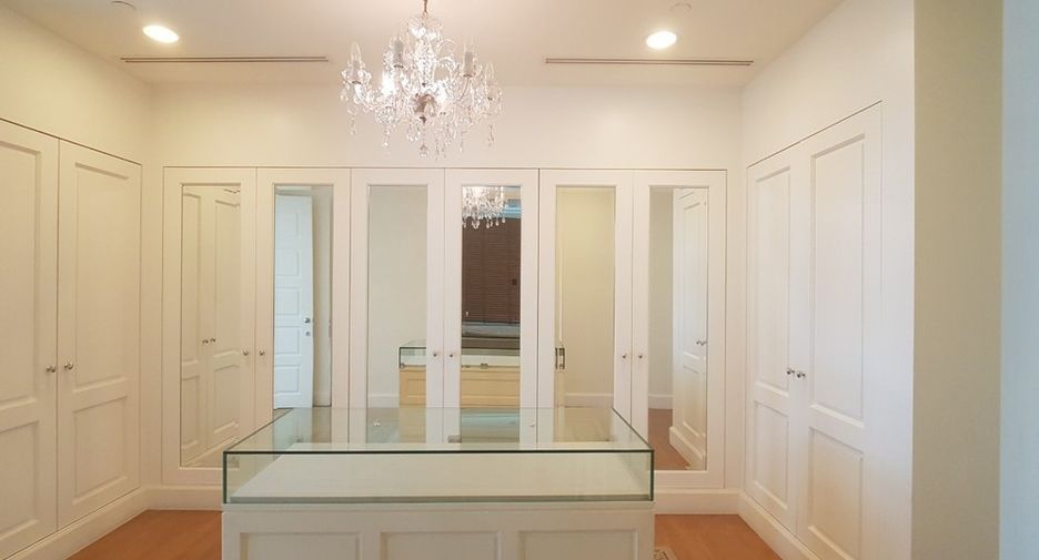 For rent 4 bedrooms condo in Watthana, Bangkok