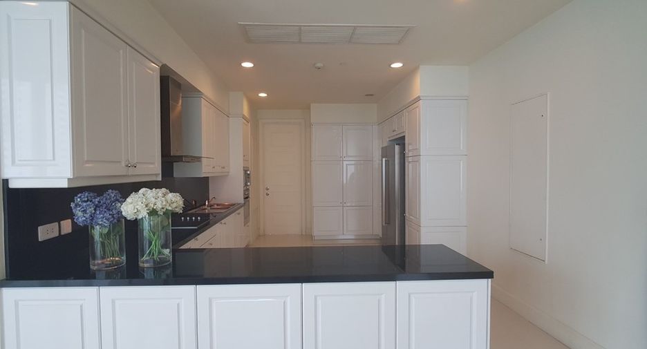For rent 4 bedrooms condo in Watthana, Bangkok