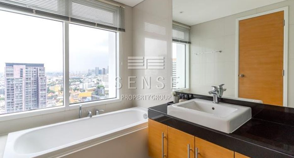 For rent 2 bedrooms condo in Khlong Toei, Bangkok