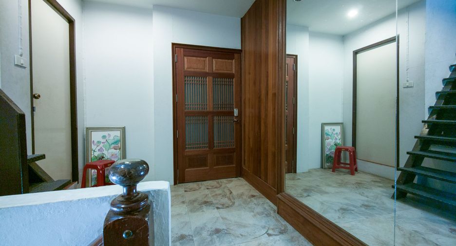 For sale 3 bed townhouse in Dusit, Bangkok