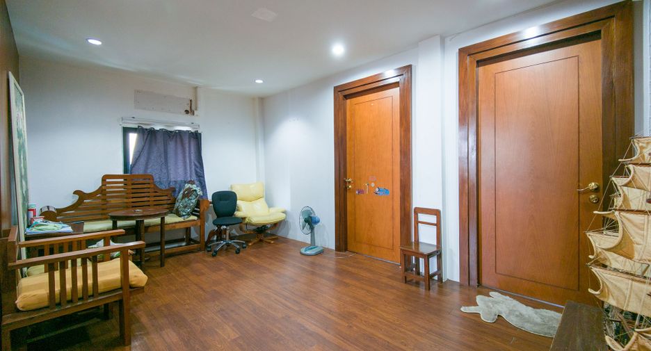 For sale 3 bed townhouse in Dusit, Bangkok