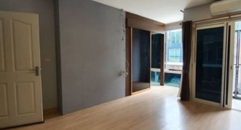 For sale 4 bedrooms townhouse in Khan Na Yao, Bangkok
