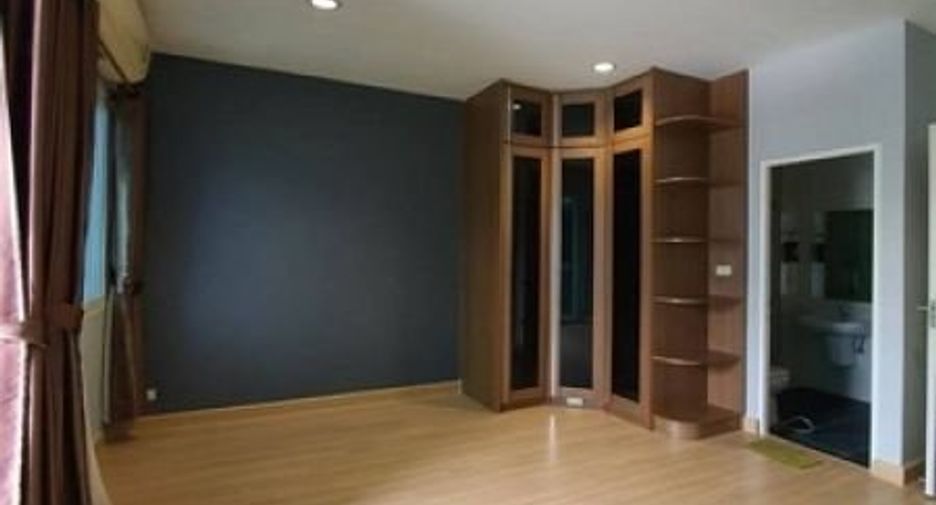 For sale 4 bedrooms townhouse in Khan Na Yao, Bangkok