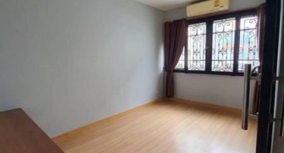 For sale 4 bedrooms townhouse in Khan Na Yao, Bangkok