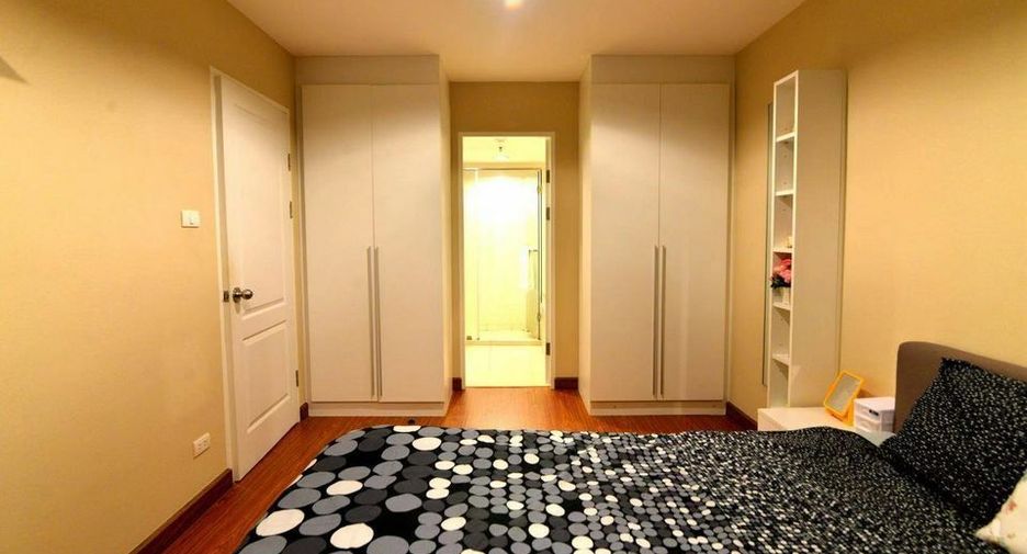 For rent 2 bed condo in Huai Khwang, Bangkok