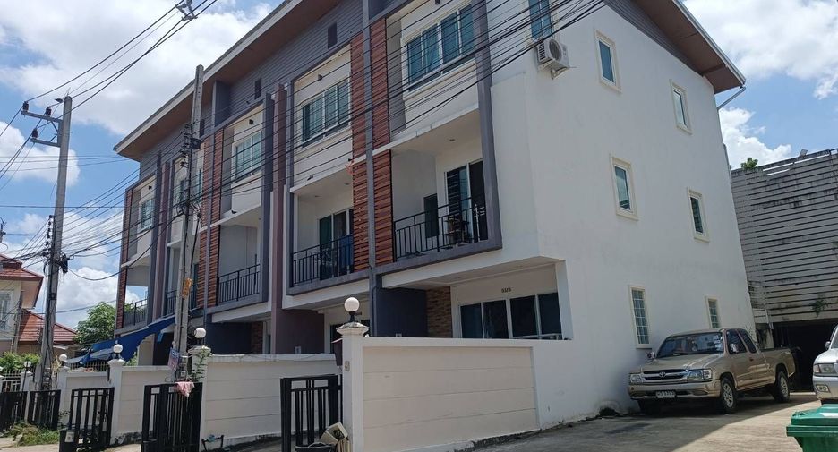 For rent 3 bed townhouse in Mueang Chiang Mai, Chiang Mai