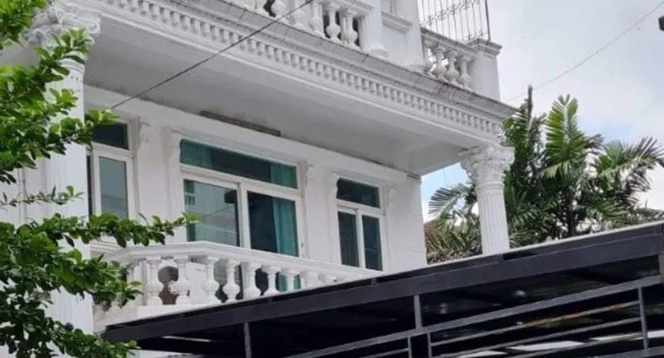 For rent 3 bed townhouse in Watthana, Bangkok