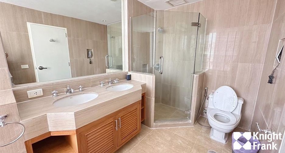 For rent 2 bedrooms condo in Pathum Wan, Bangkok