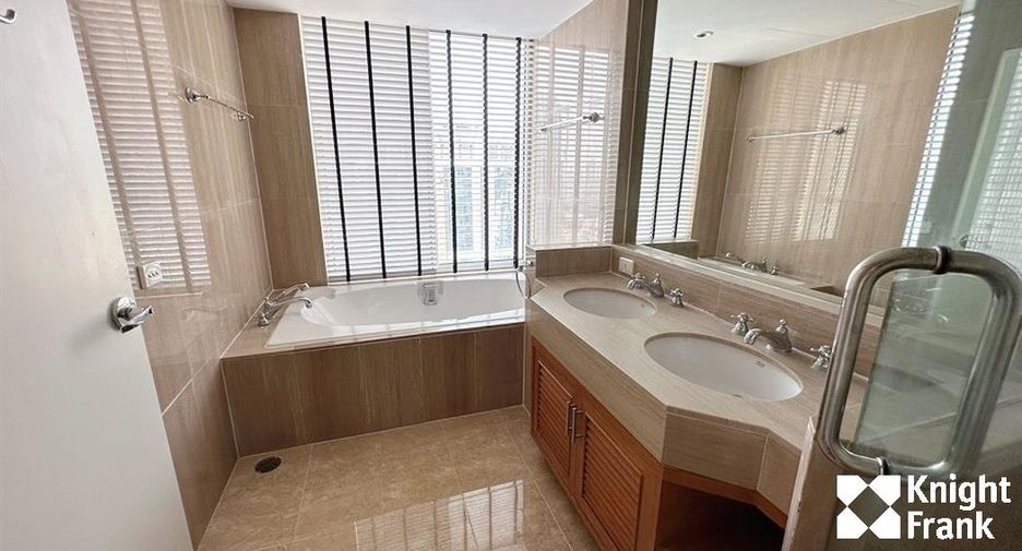 For rent 2 bedrooms condo in Pathum Wan, Bangkok