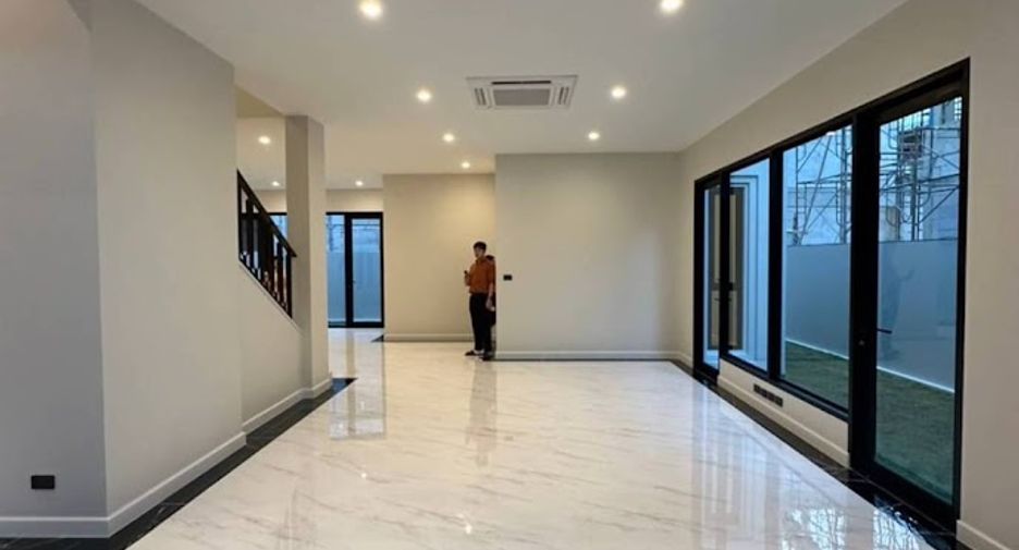 For sale 5 bed house in Saphan Sung, Bangkok