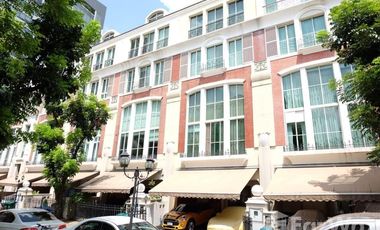 For rent 4 bed townhouse in Watthana, Bangkok