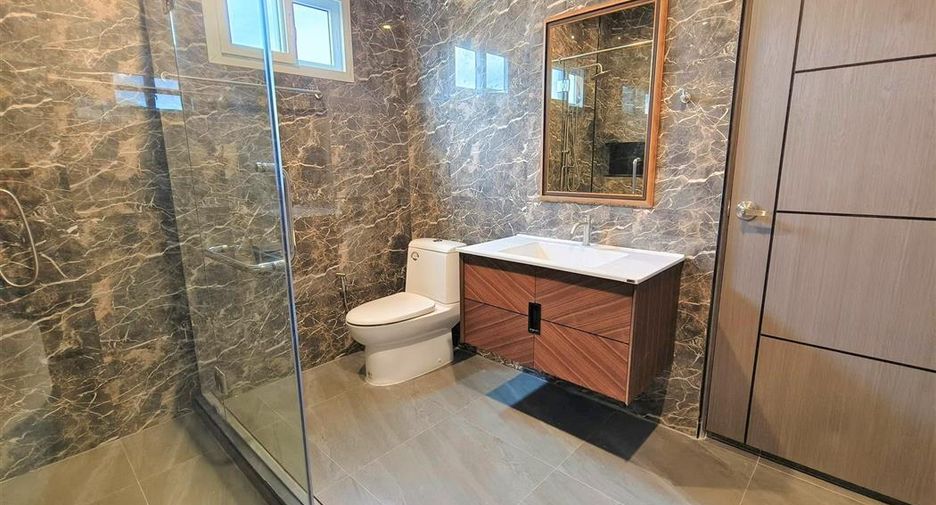 For sale 4 bedrooms house in Watthana, Bangkok
