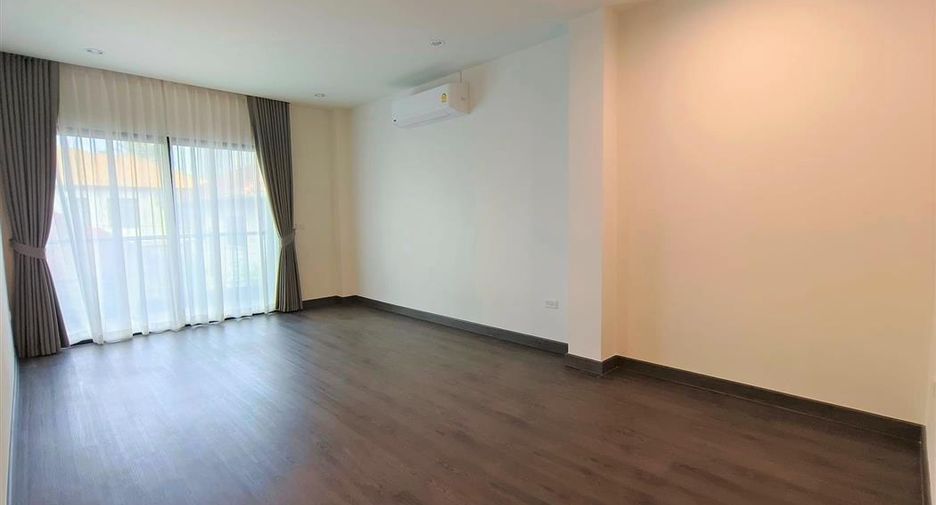 For sale 4 bedrooms house in Watthana, Bangkok