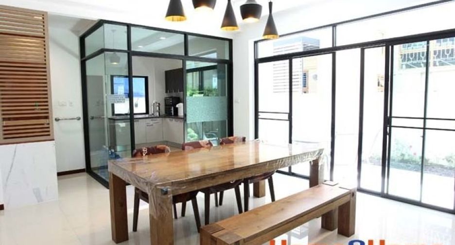 For sale 4 bedrooms house in Thawi Watthana, Bangkok