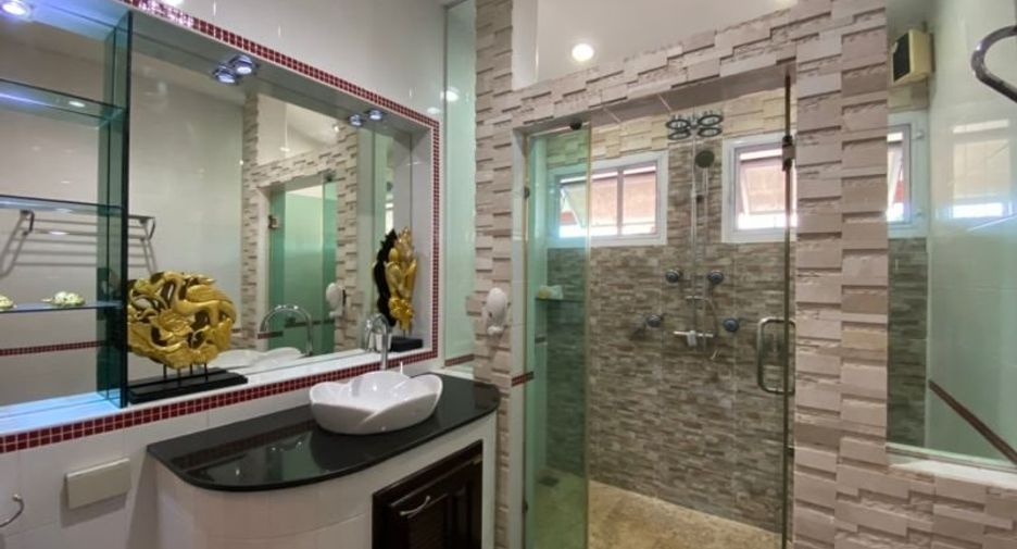 For sale 6 bedrooms retail Space in Mueang Chiang Mai, Chiang Mai