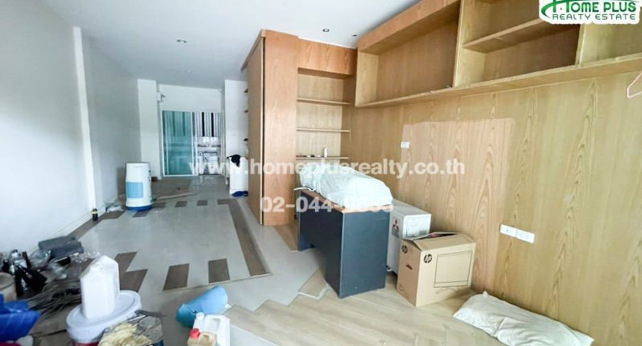 For sale 3 bedrooms townhouse in Saphan Sung, Bangkok