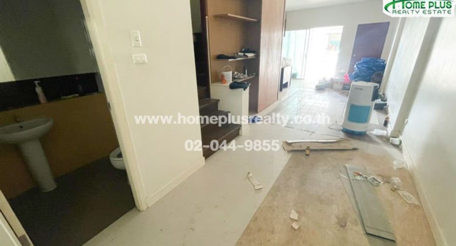 For sale 3 bedrooms townhouse in Saphan Sung, Bangkok