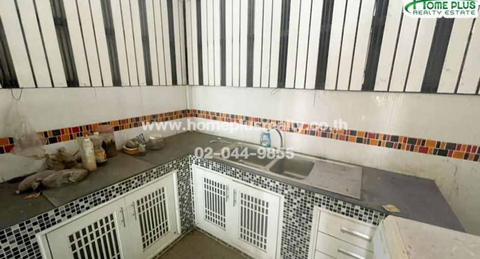 For sale 3 bedrooms townhouse in Saphan Sung, Bangkok