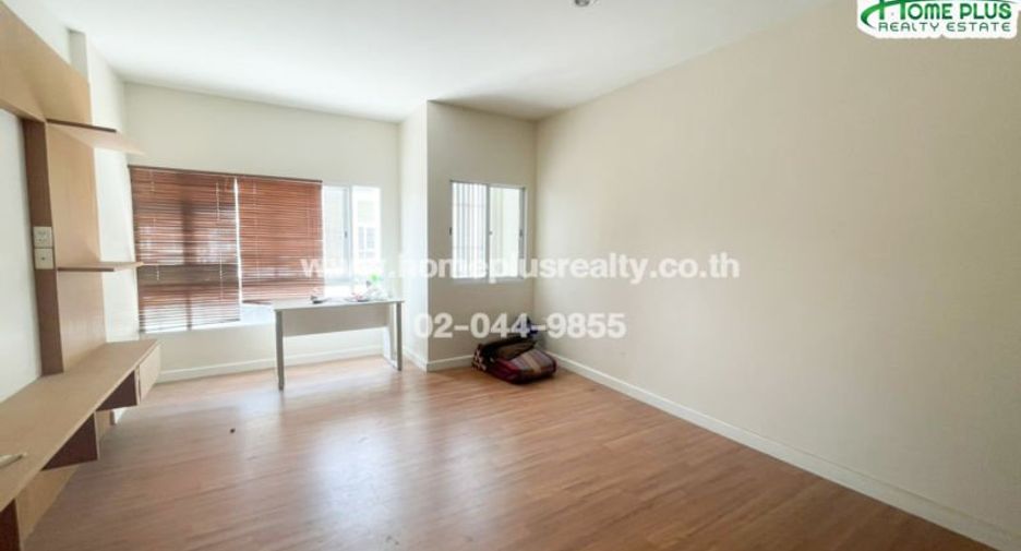 For sale 3 bedrooms townhouse in Saphan Sung, Bangkok
