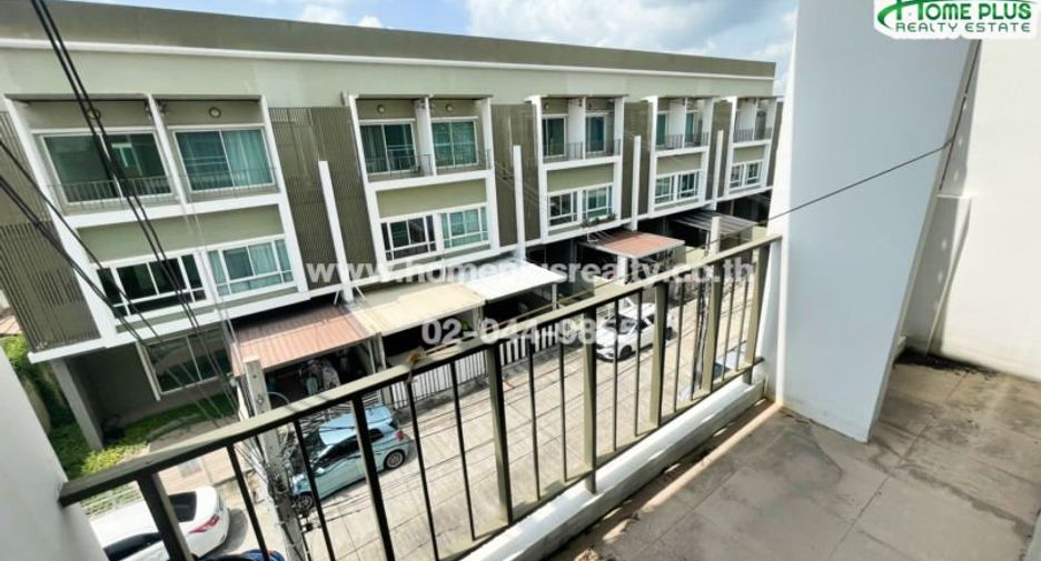 For sale 3 bedrooms townhouse in Saphan Sung, Bangkok