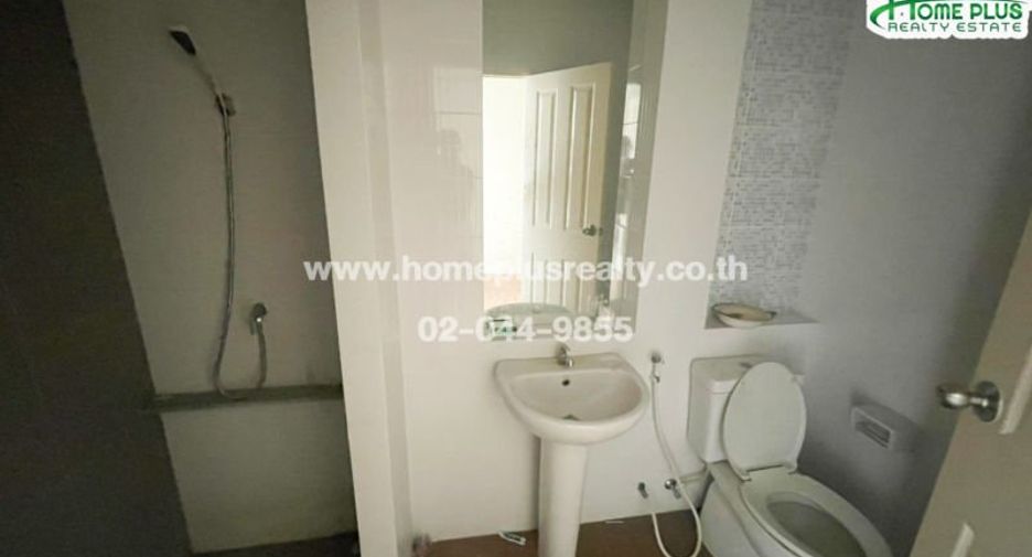 For sale 3 bedrooms townhouse in Saphan Sung, Bangkok