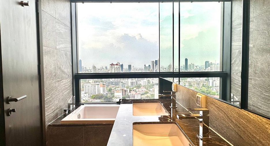 For rent 2 bedrooms condo in Khlong Toei, Bangkok