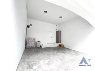 For rent 5 bed townhouse in Khlong Toei, Bangkok