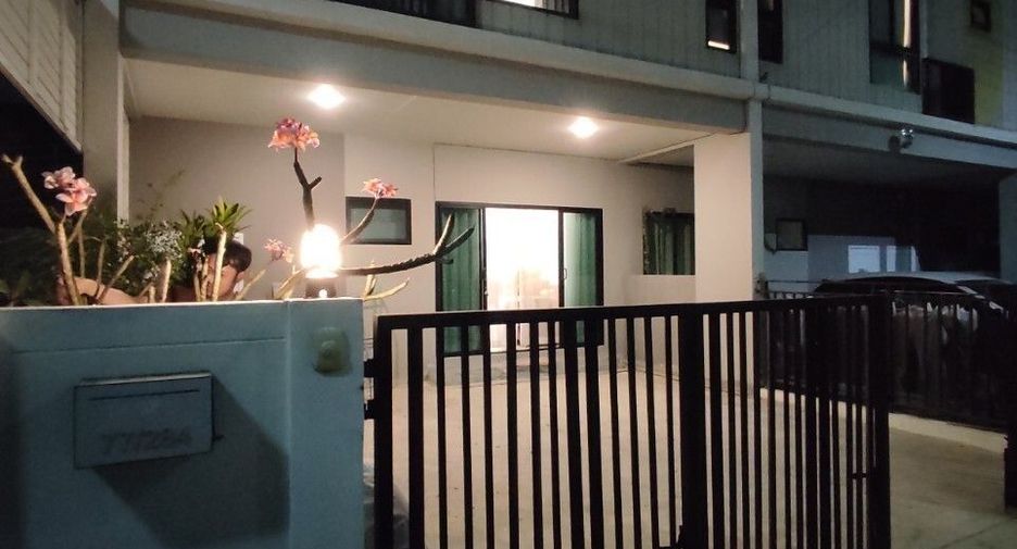 For rent 4 bed townhouse in Lat Lum Kaeo, Pathum Thani