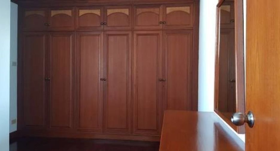 For rent 3 ベッドルーム apartment in Khlong Toei, Bangkok