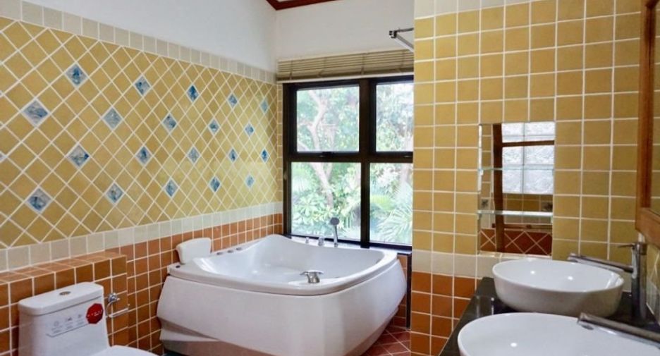 For sale 5 bedrooms house in Mueang Chiang Mai, Chiang Mai