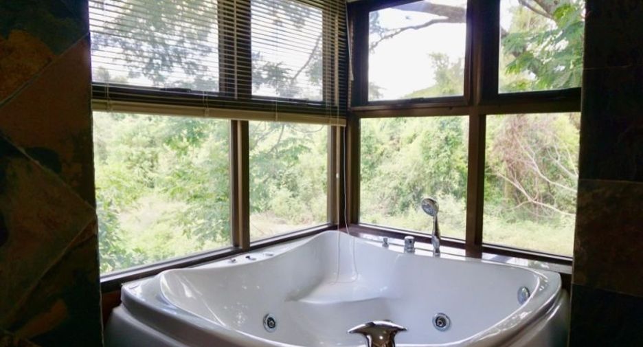 For sale 5 bedrooms house in Mueang Chiang Mai, Chiang Mai
