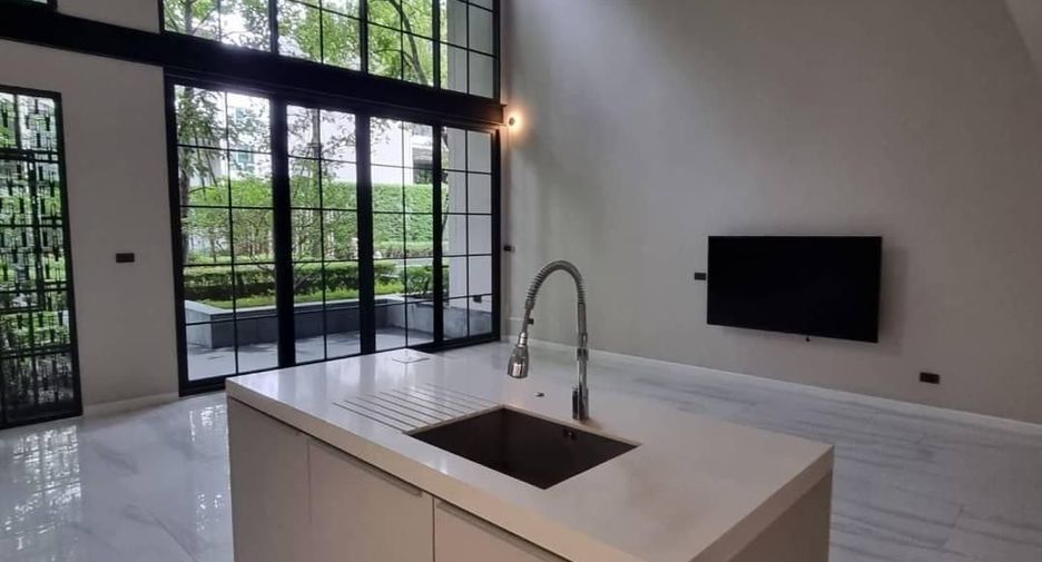 For rent 5 bed townhouse in Watthana, Bangkok