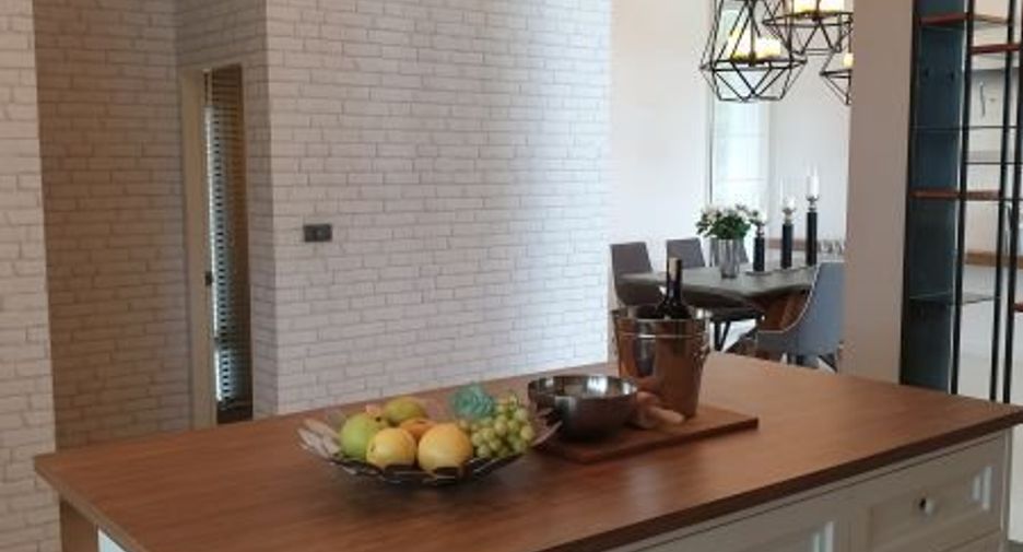 Casa en alquiler de 3 habitaciones en Bang Lamung, Chonburi