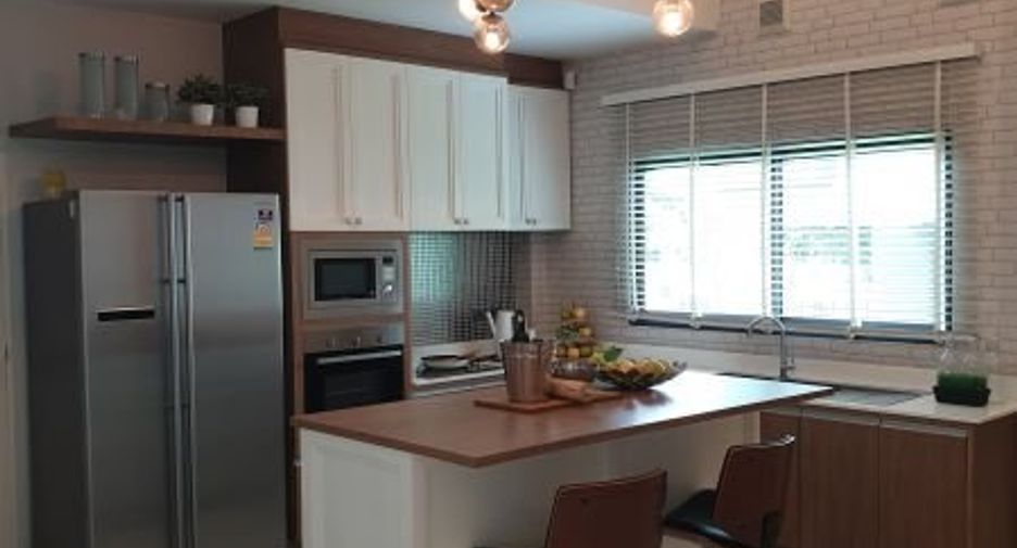 Casa en alquiler de 3 habitaciones en Bang Lamung, Chonburi