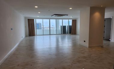 For rent 3 bed condo in Watthana, Bangkok