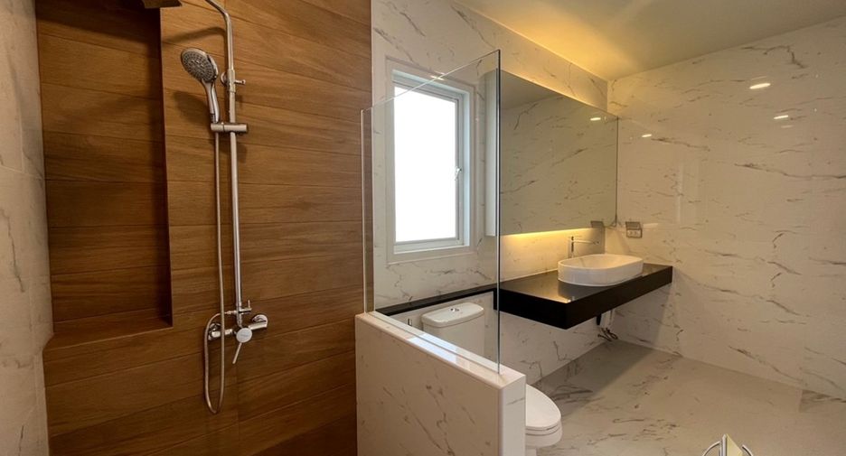 Casa en alquiler de 3 habitaciones en Bang Lamung, Chonburi