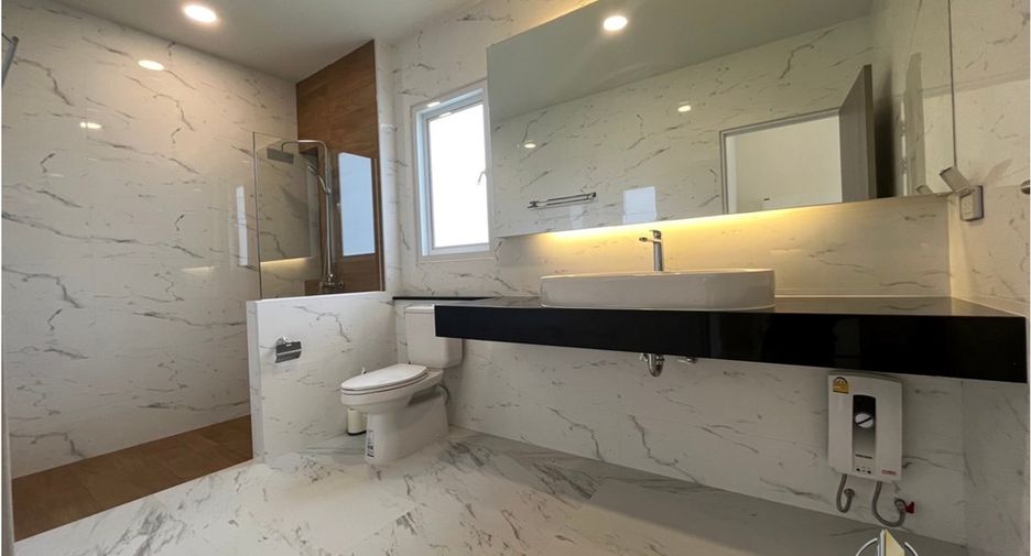 Casa en alquiler de 3 habitaciones en Bang Lamung, Chonburi