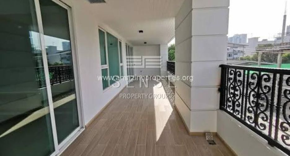 Condo en alquiler de 3 habitaciones en Khlong Toei, Bangkok