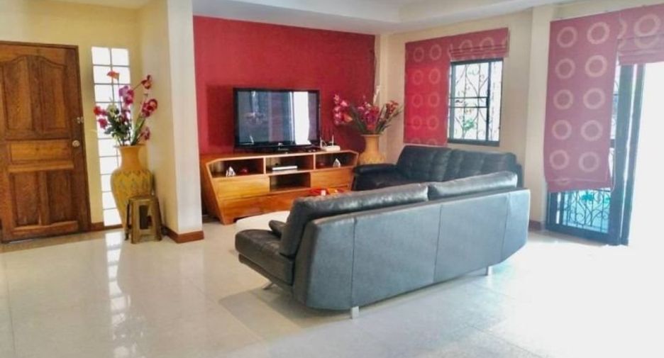 Casa en alquiler de 5 habitaciones en Bang Lamung, Chonburi