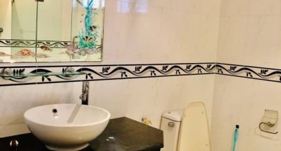 Casa en alquiler de 5 habitaciones en Bang Lamung, Chonburi