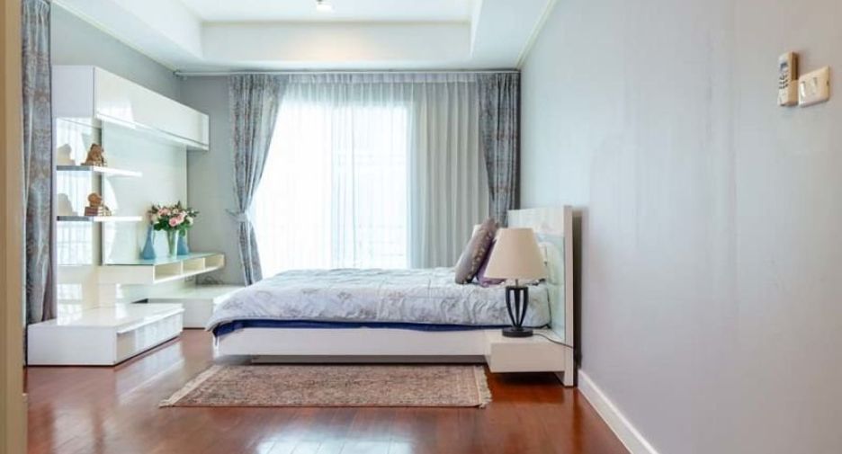 For sale 3 bedrooms condo in Khlong Toei, Bangkok